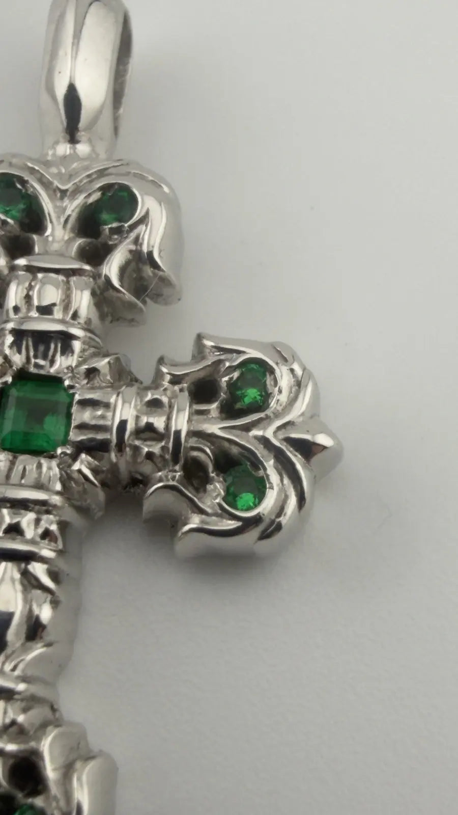 18K White Gold Emerald Filigree Charm Pendant