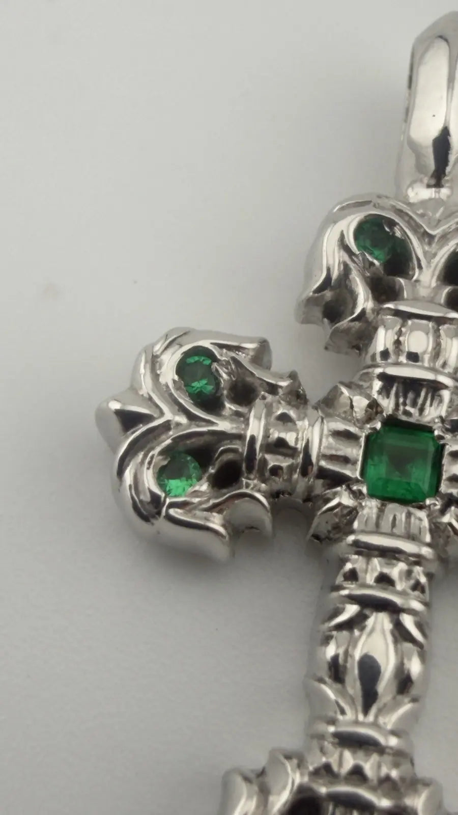 18K White Gold Emerald Filigree Charm Pendant
