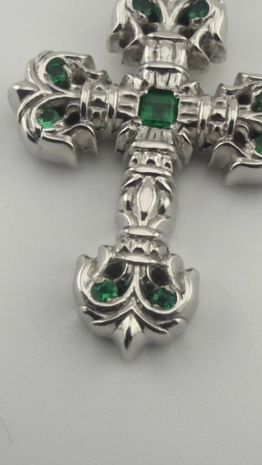 18K White Gold Emerald Filigree Charm Pendant