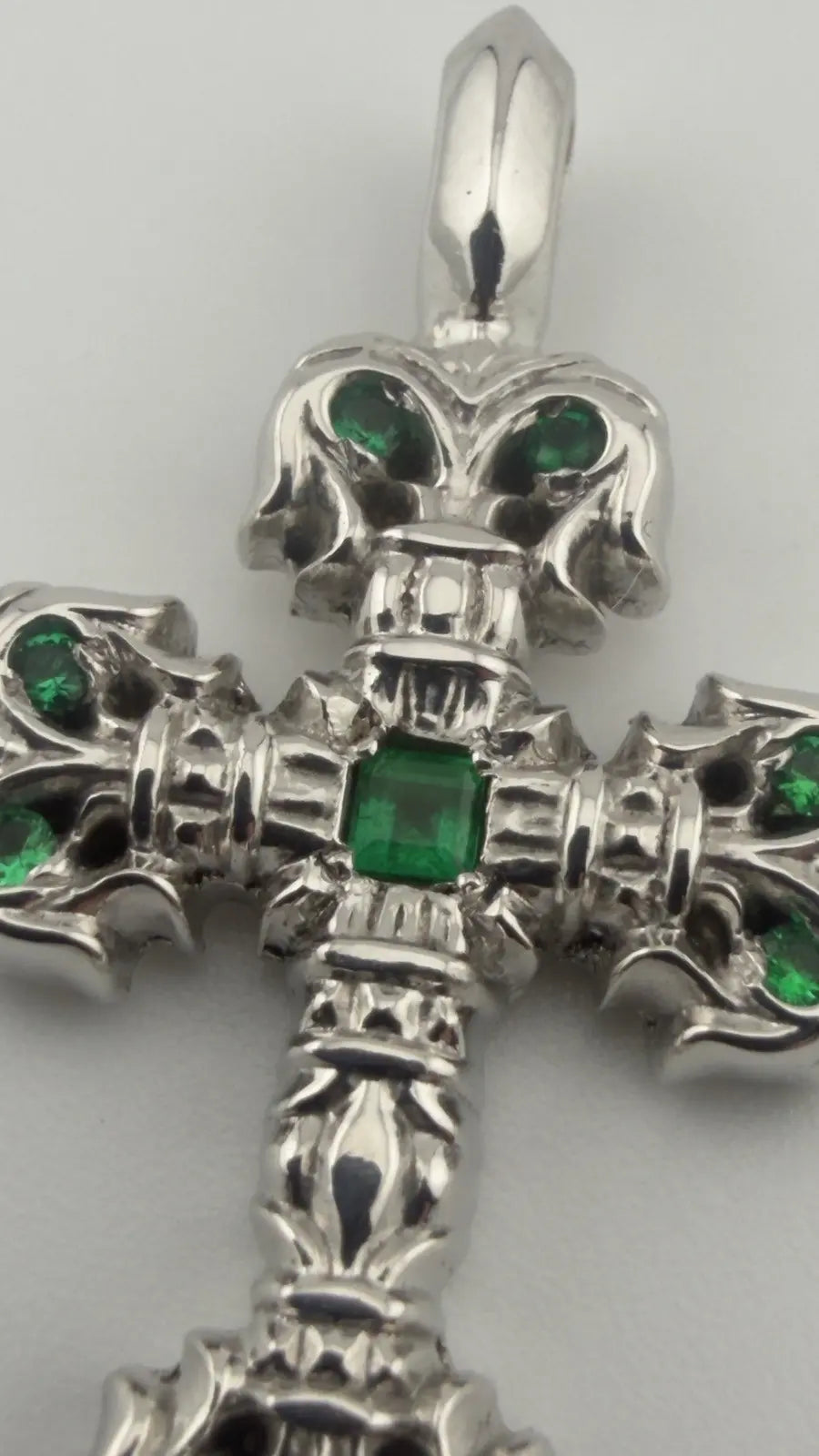 18K White Gold Emerald Filigree Charm Pendant